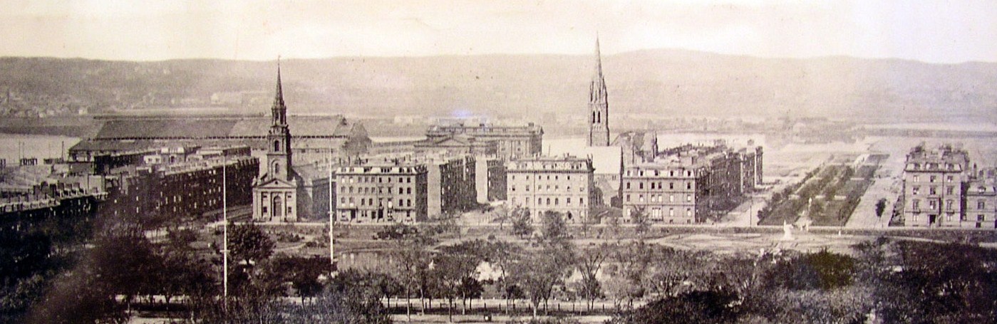 Veduta della baia di Boston nel 1872. Sulla sinistra, dietro la chiesa di Arlington Street, si nota l’edificio adibito a sala congressi  e riservato per l’occasioneal Peace Jubilee.