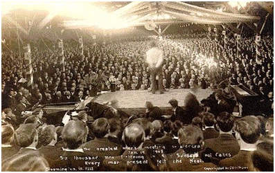 Bloomington, Illinois. Nella foto, Sunday, di spalle, predica nella riunione del 19 gennaio 1908.