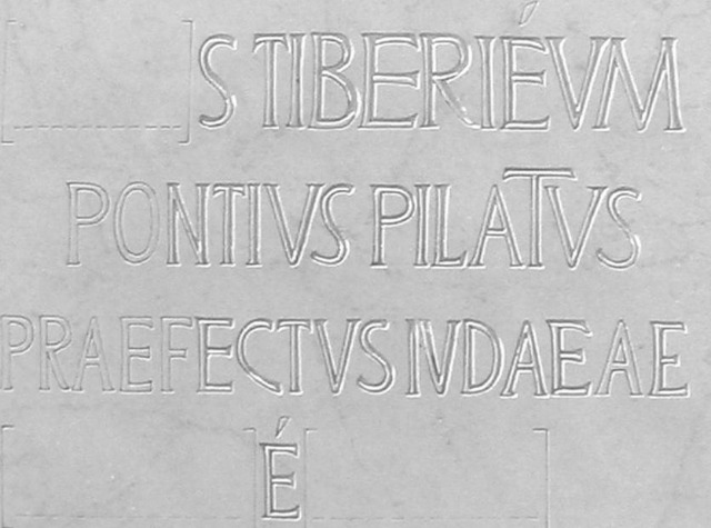 Le lettere in parentesi quadra indicano il testo mancante ricostruito dagli studiosi