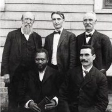 Alcuni tra i primi predicatori nella missione di Azusa Street. Seduti, da sinistra W. J. Seymour e John G. Lake. In piedi, da sinistra, fratello Adams, Fred F. Bosworth e Tom Hezmalhalch.