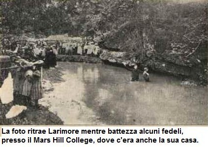 Larimore battezza alcuni fedeli