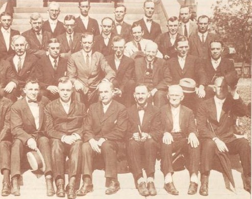 In questa foto, scattata a S. Louis nella Salem Church, nel settembre del 1923 in occasione del General Presbitery di quell’anno, si vede W. J. Walthall (secondo da destra, in prima fila). Tra gli altri, c’è anche Robert Alexander Brown (terzo da sinistra, in prima fila, alla sinistra del pastore col cappello in mano).
