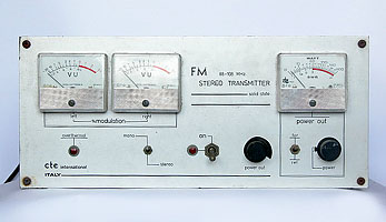 Questo è il primo trasmettitore utilizzato da Radioevangelo nel 1977. 