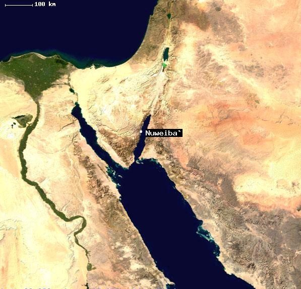 Nella foto dal satellite è indicata la piana di Nuweiba, nell'unico punto in cui poté avvenire il passaggio degli Israeliti attraverso il mar Rosso, che in questo caso era il Golfo di Aqaba.